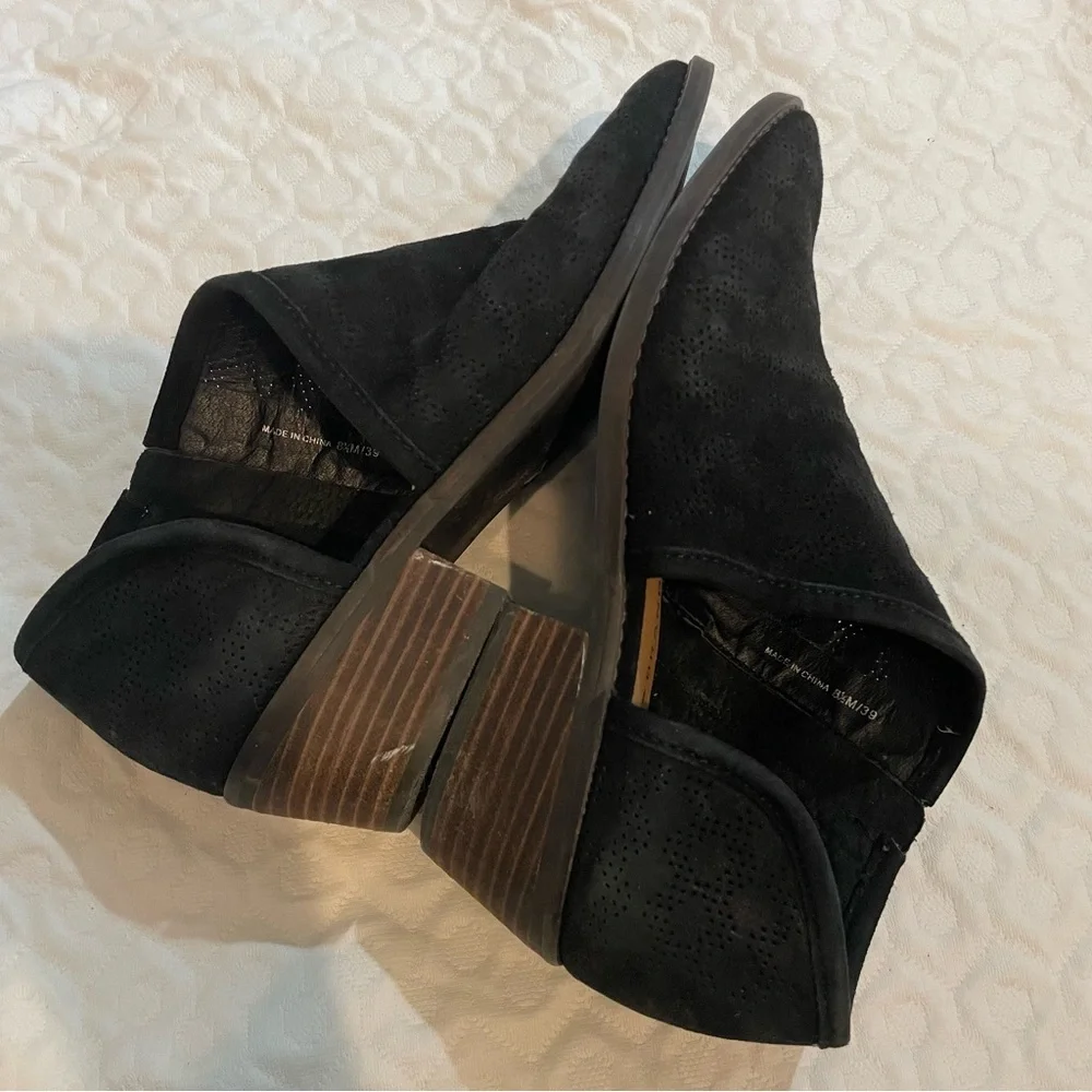 Lucky Brand Women’s 8.5 Black Suede Ankle Booties Perforated Heeled Shoes - Picture 5 of 7